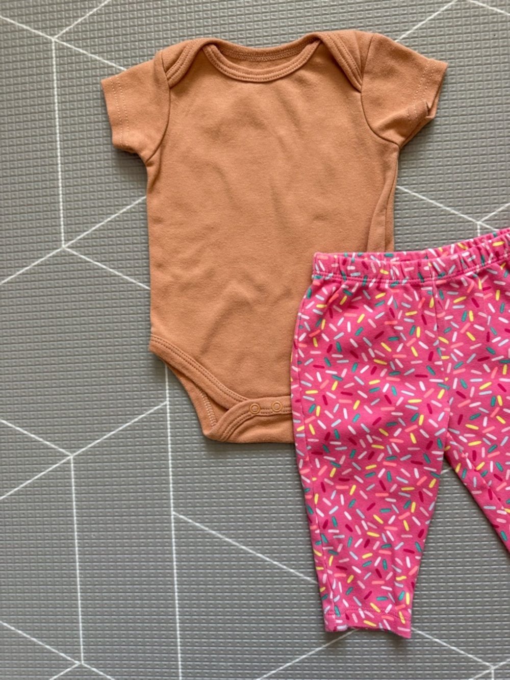 Carters|Baby girl set,Rust Brown short sleeve Onesie & Pink Sprinkle Leggings•••